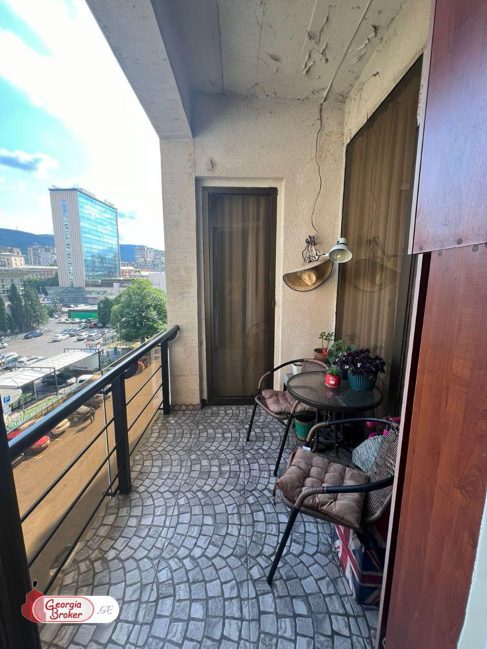 იყიდება ახალი გარემონტებული 4 ოთახიანი ბინა